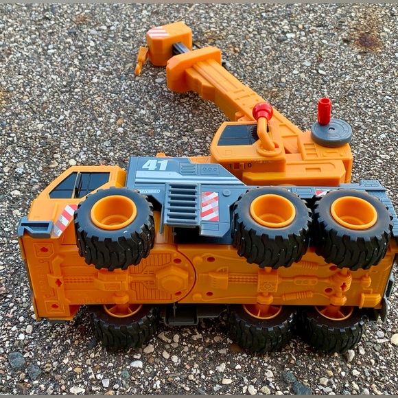 Large Mattel Matchbox Construction Utility Extending Crane Toy Truck - Picture 16 of 16